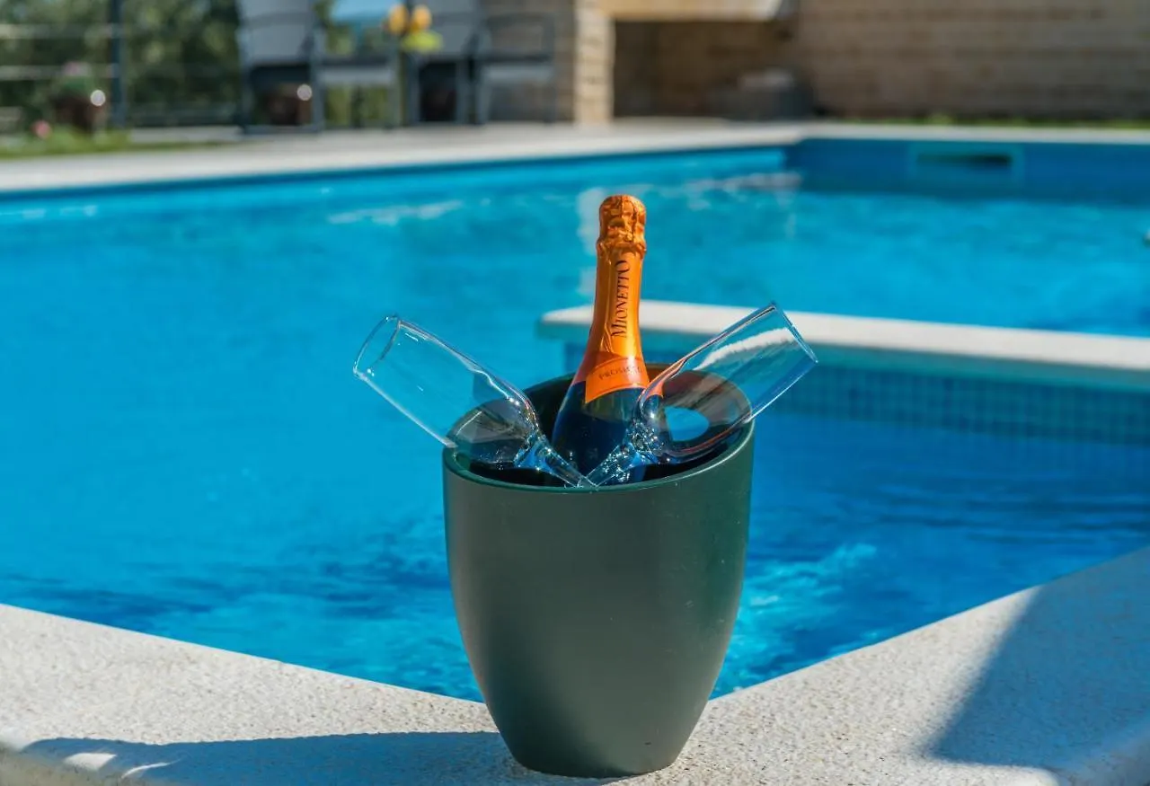 Poolincluded - Holiday Home Maslina Lisane Ostrovicke